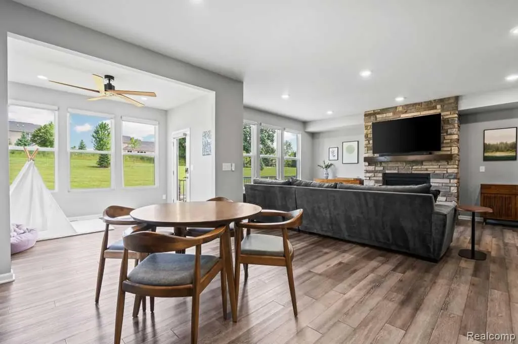 735 Risdon Trail N Saline City MI 48176