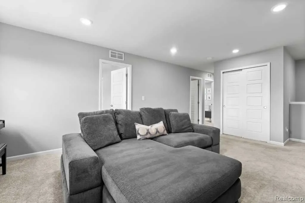 735 Risdon Trail N Saline City MI 48176