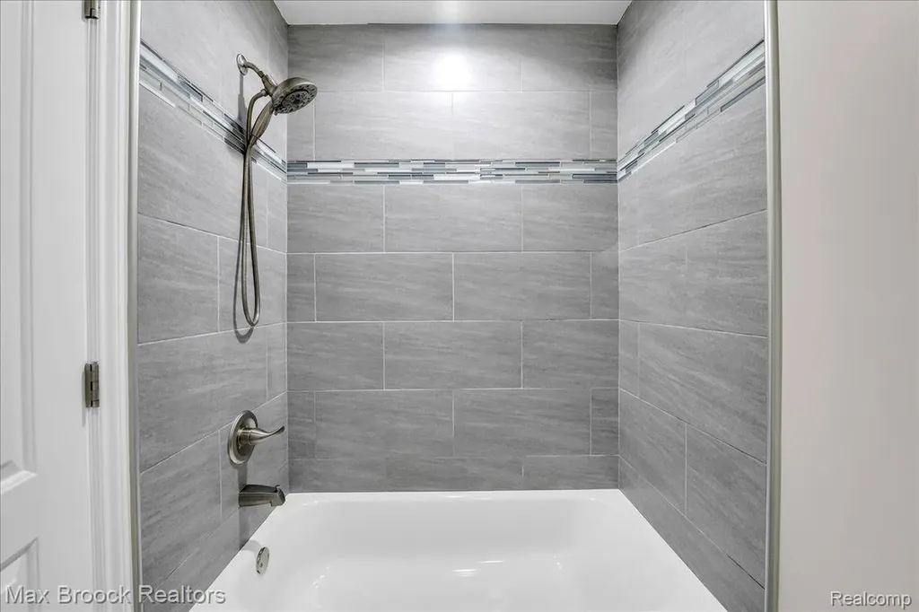 1126 Queensboro Drive Rochester Hills City MI 48307