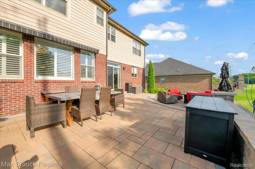 1126 Queensboro Drive Rochester Hills City MI 48307