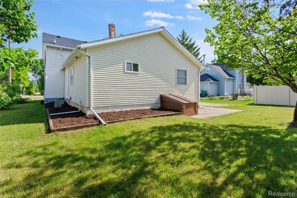 113 W Polly Street Perry City MI 48872
