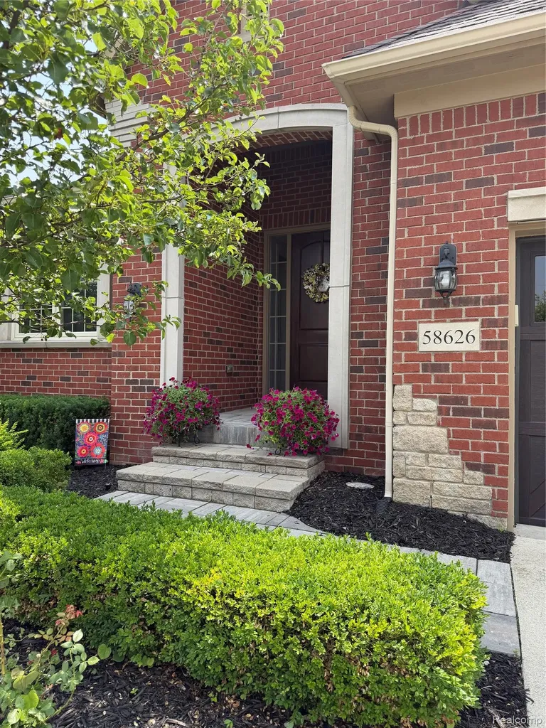 58626 Valley View Drive Washington Township MI 48094