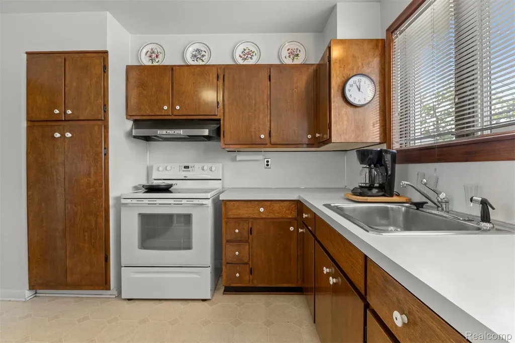 27240 W Pleasant Ridge Street Dearborn Heights City MI 48127