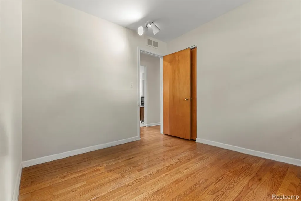 27240 W Pleasant Ridge Street Dearborn Heights City MI 48127