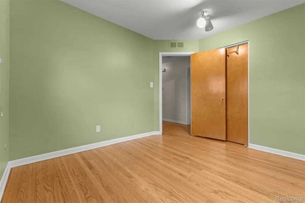 27240 W Pleasant Ridge Street Dearborn Heights City MI 48127