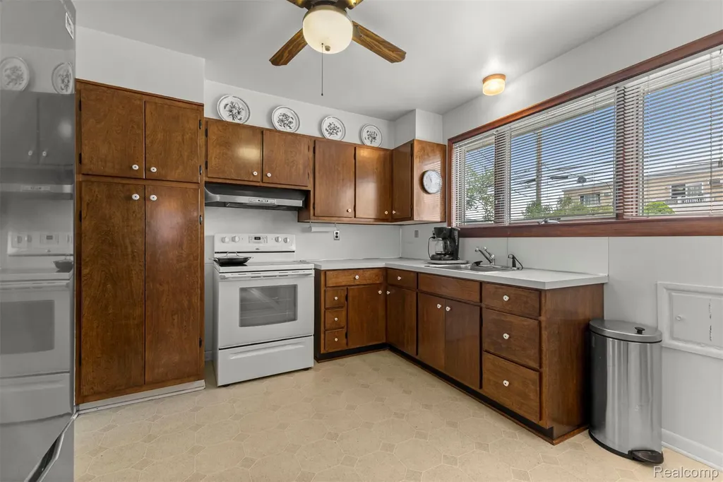 27240 W Pleasant Ridge Street Dearborn Heights City MI 48127