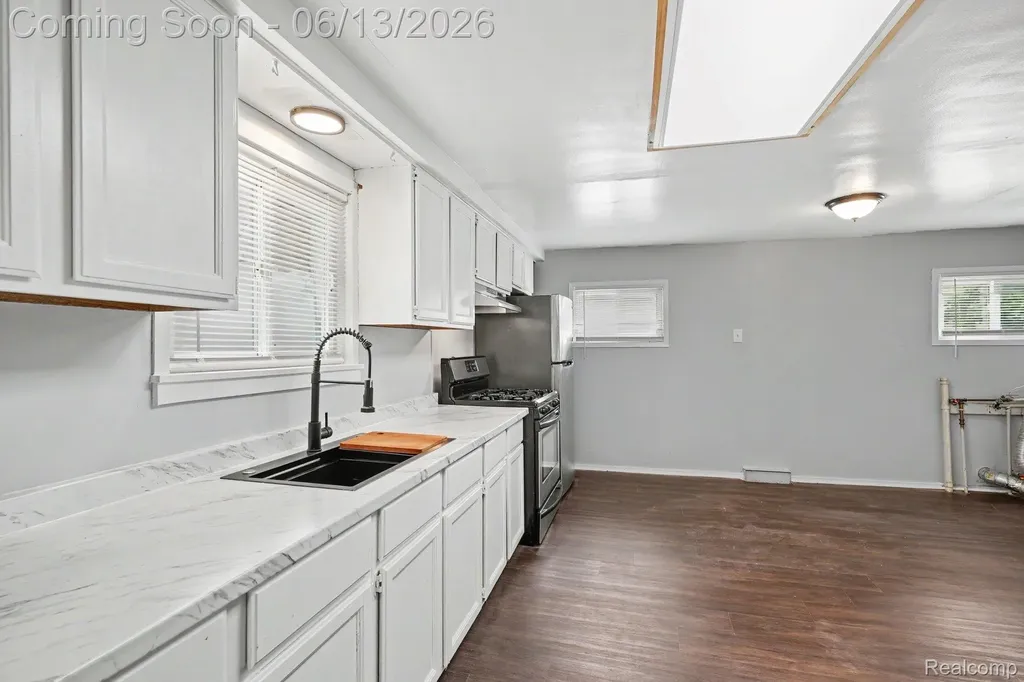25383 Lawn Street Roseville City MI 48066