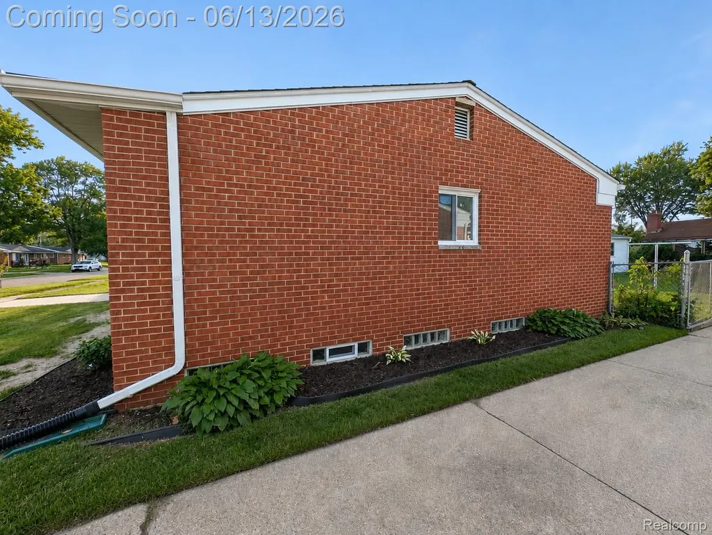 1561 Nottingham Drive Madison Heights City MI 48071