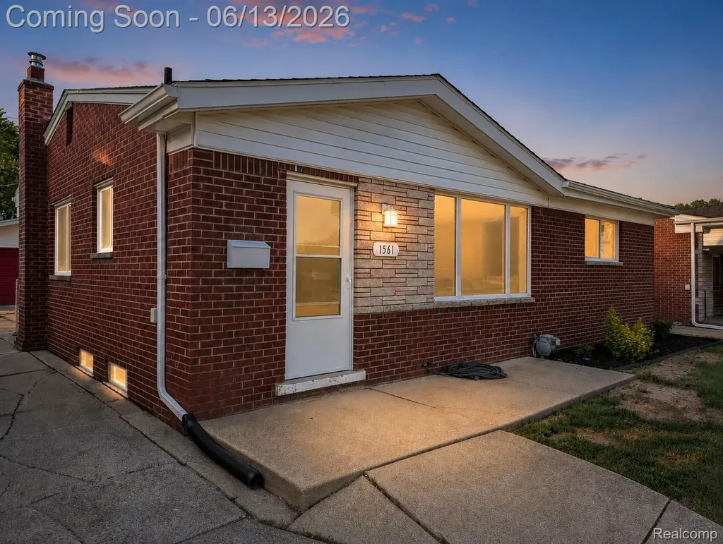 1561 Nottingham Drive Madison Heights City MI 48071