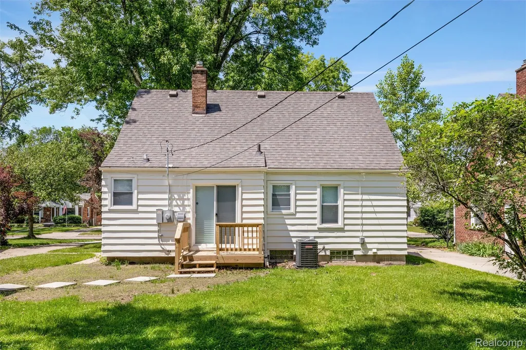17366 Centralia Redford Charter Township MI 48240