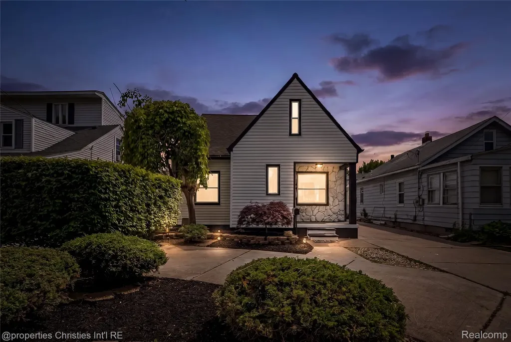 22502 Beach Street St. Clair Shores City MI 48081