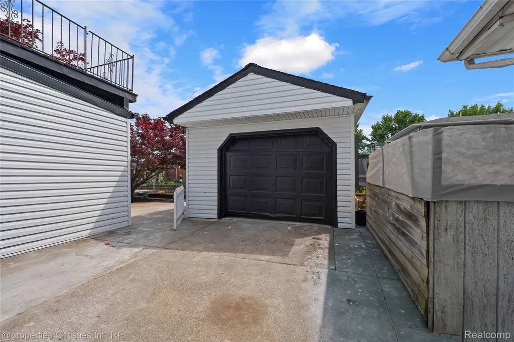 22502 Beach Street St. Clair Shores City MI 48081