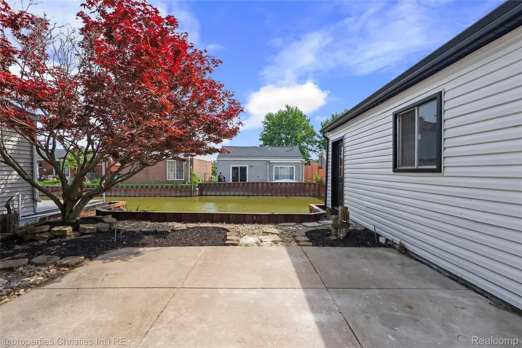 22502 Beach Street St. Clair Shores City MI 48081