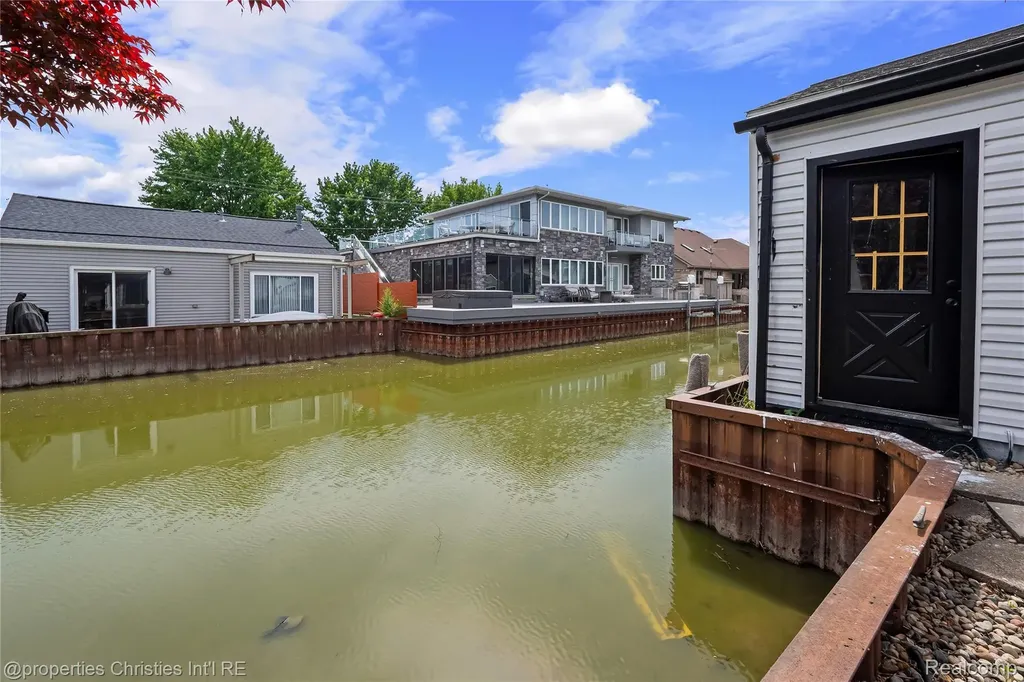 22502 Beach Street St. Clair Shores City MI 48081
