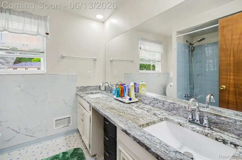 6653 Flintlock Ridge Shelby Charter Township MI 48317