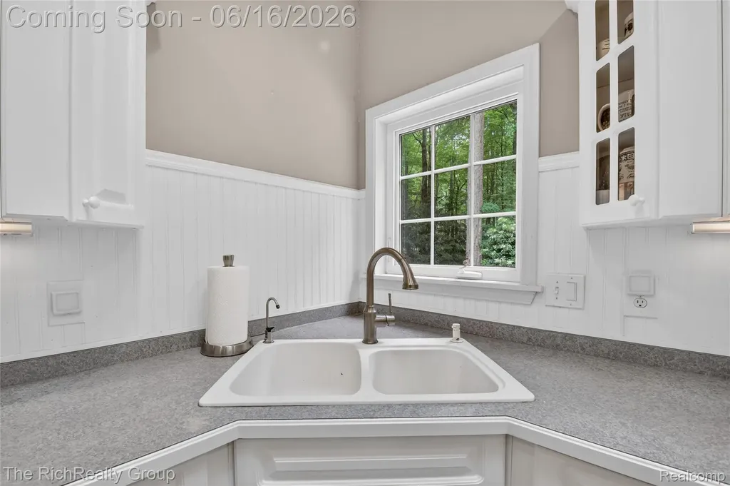 2300 Stoney Bluff Milford Charter Township MI 48381