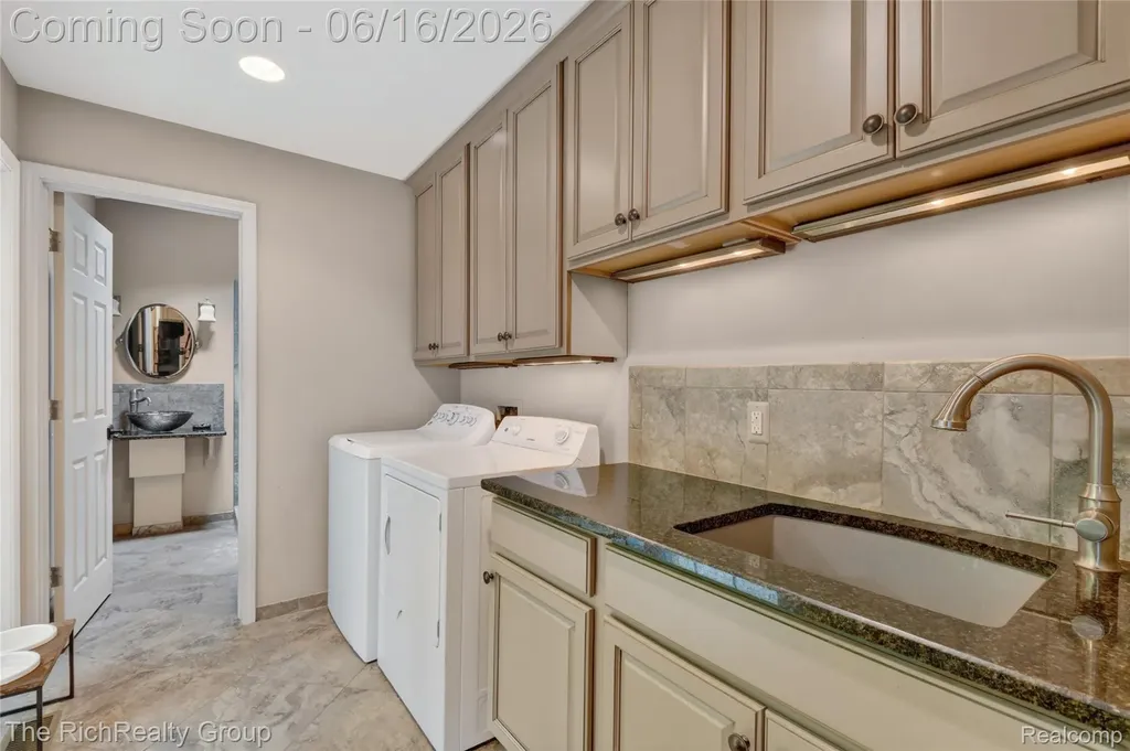 2300 Stoney Bluff Milford Charter Township MI 48381