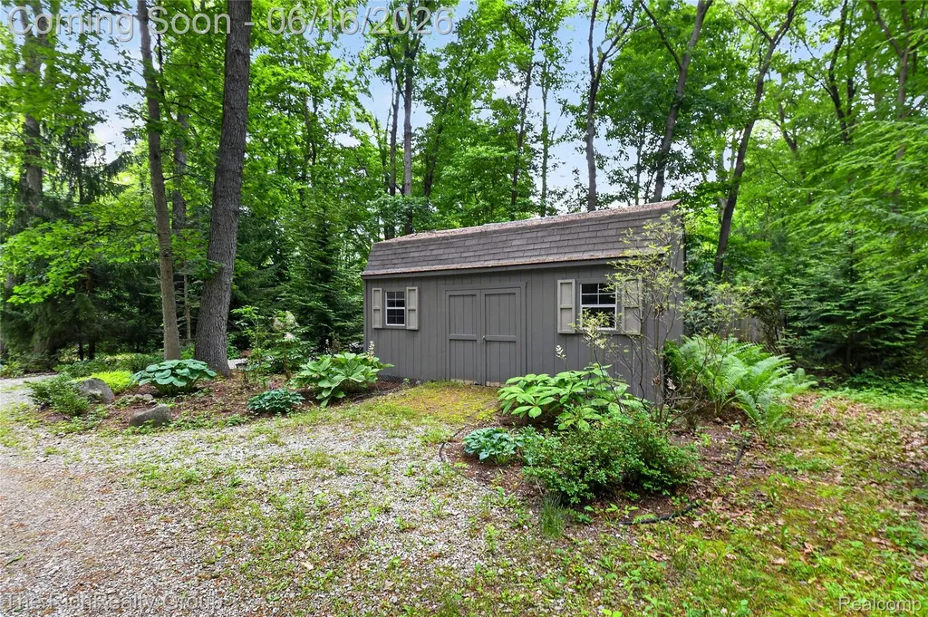 2300 Stoney Bluff Milford Charter Township MI 48381