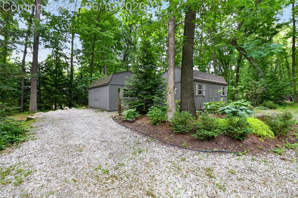 2300 Stoney Bluff Milford Charter Township MI 48381