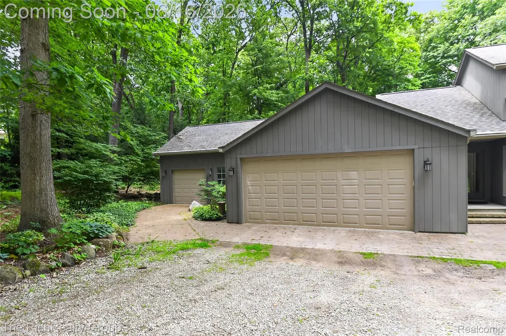 2300 Stoney Bluff Milford Charter Township MI 48381