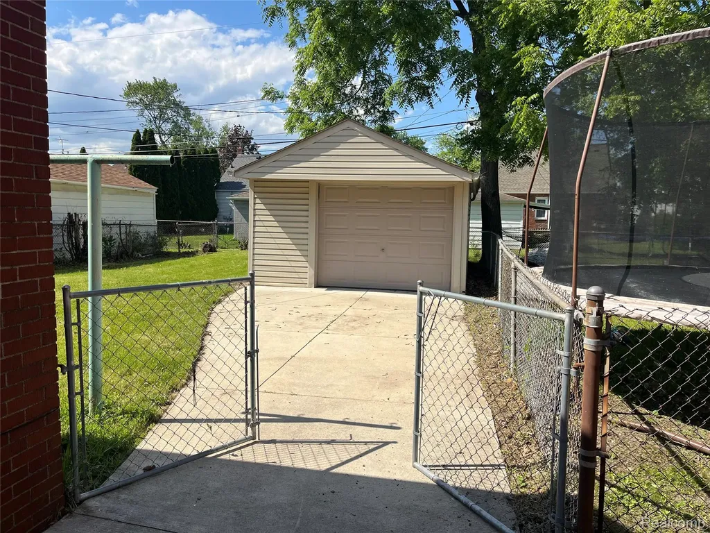 1410 Mayflower Avenue Lincoln Park City MI 48146