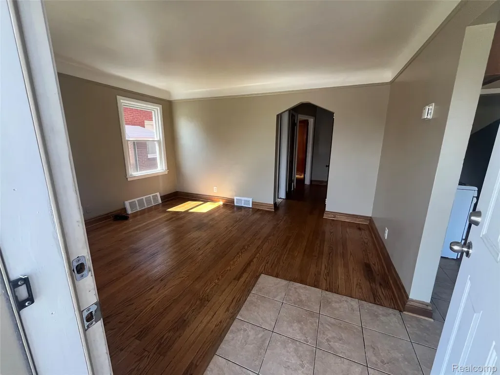 1410 Mayflower Avenue Lincoln Park City MI 48146