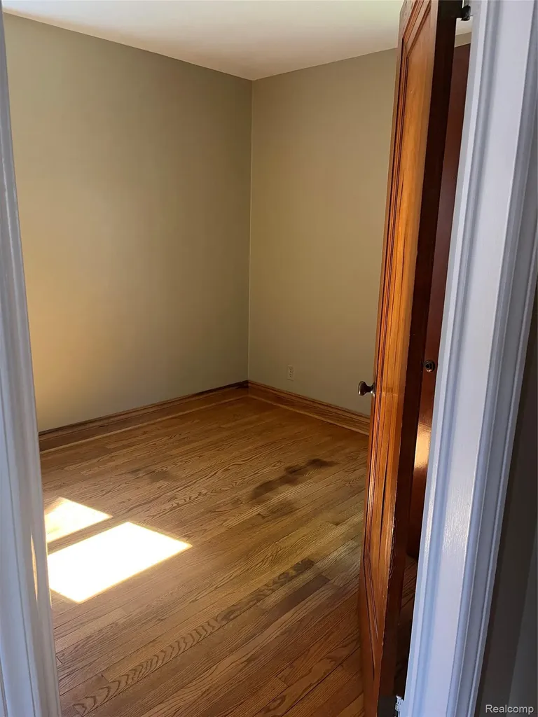 1410 Mayflower Avenue Lincoln Park City MI 48146