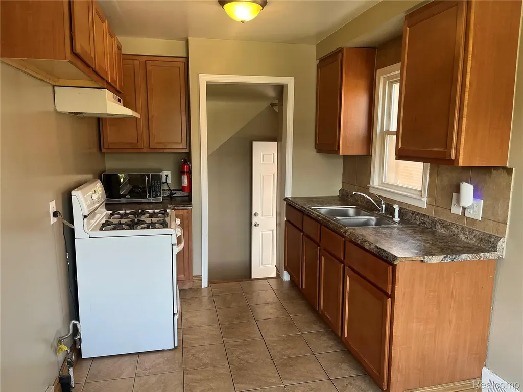 1410 Mayflower Avenue Lincoln Park City MI 48146