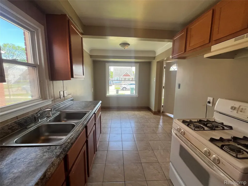 1410 Mayflower Avenue Lincoln Park City MI 48146