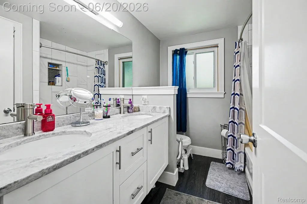 30831 Ridgefield Avenue Warren City MI 48088