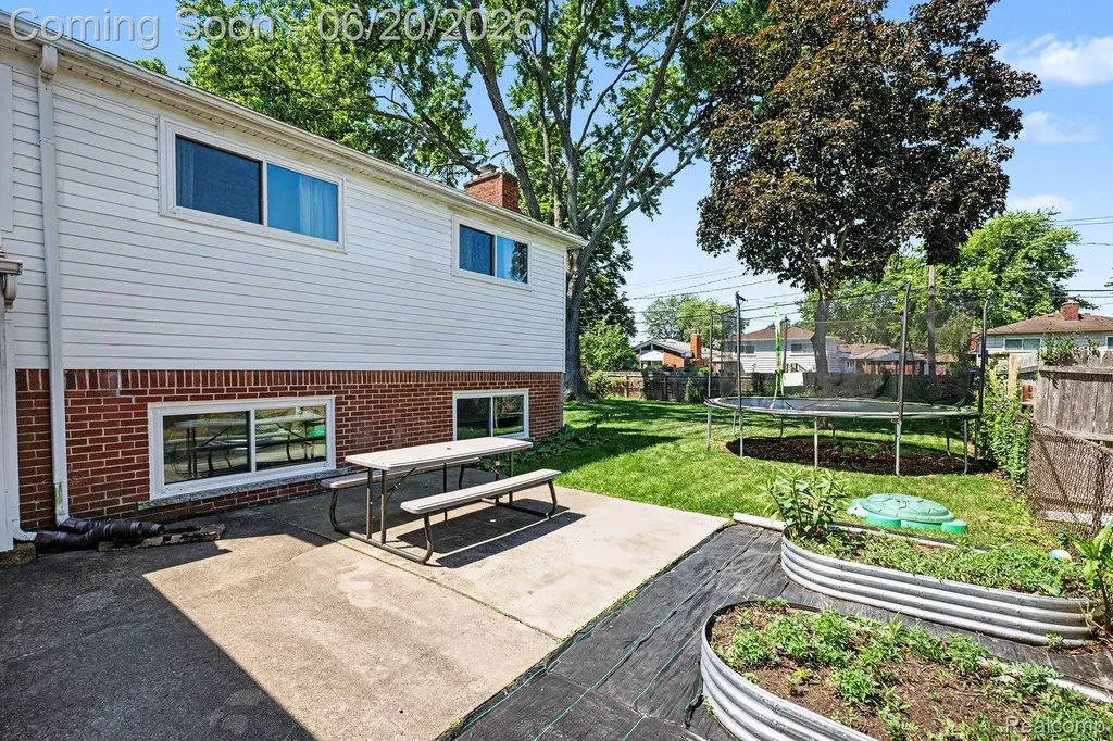 30831 Ridgefield Avenue Warren City MI 48088