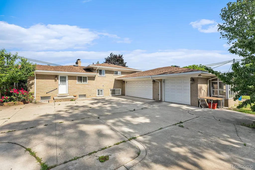 29242 Lorraine Avenue Warren City MI 48093
