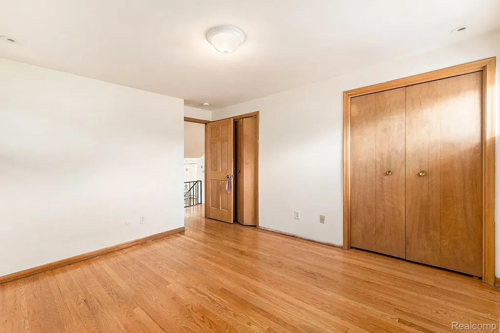29242 Lorraine Avenue Warren City MI 48093