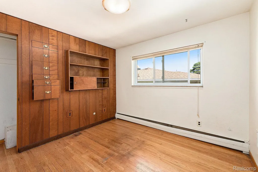 29242 Lorraine Avenue Warren City MI 48093
