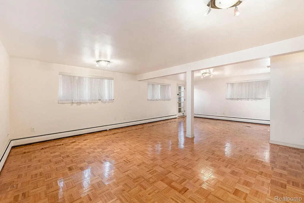29242 Lorraine Avenue Warren City MI 48093