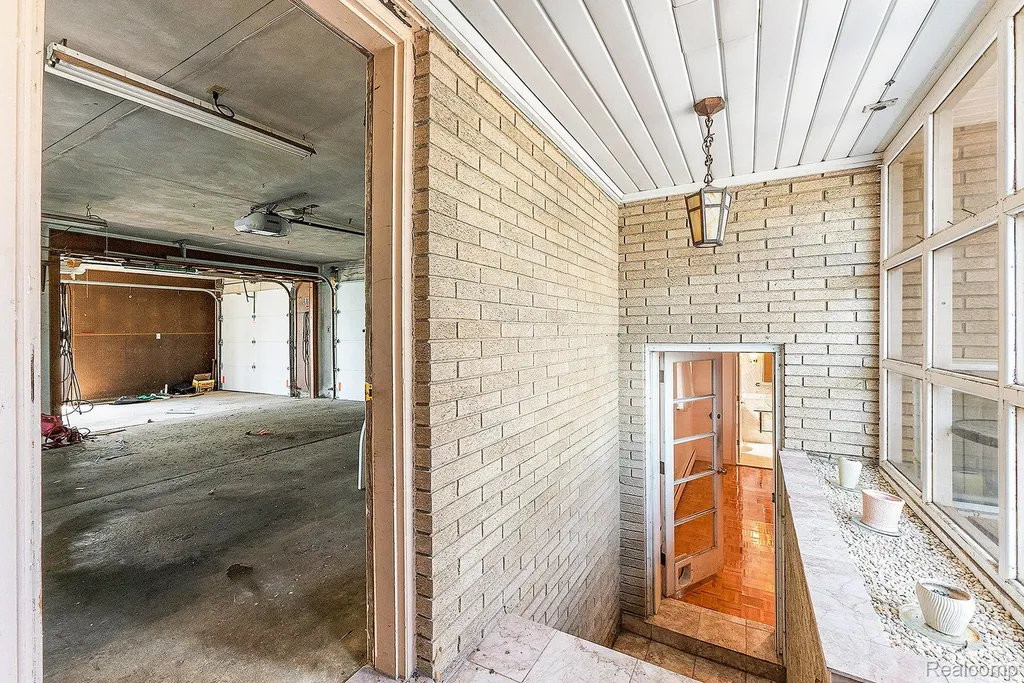 29242 Lorraine Avenue Warren City MI 48093
