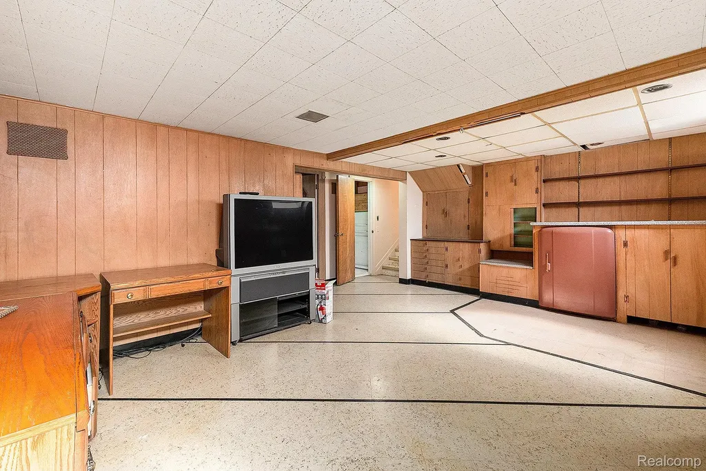 29242 Lorraine Avenue Warren City MI 48093