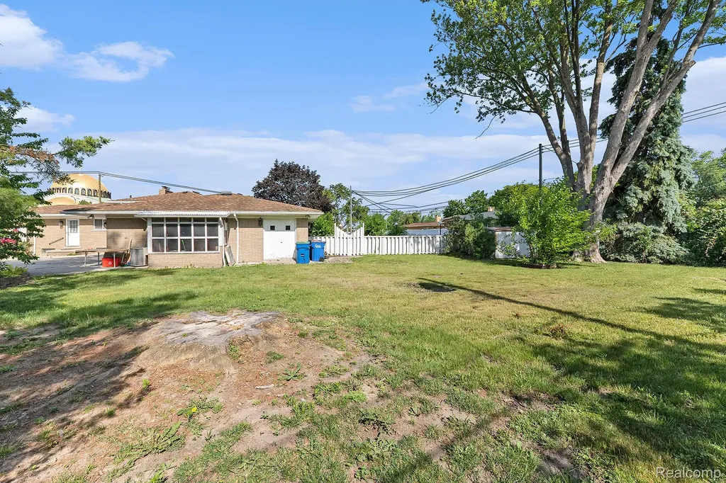 29242 Lorraine Avenue Warren City MI 48093
