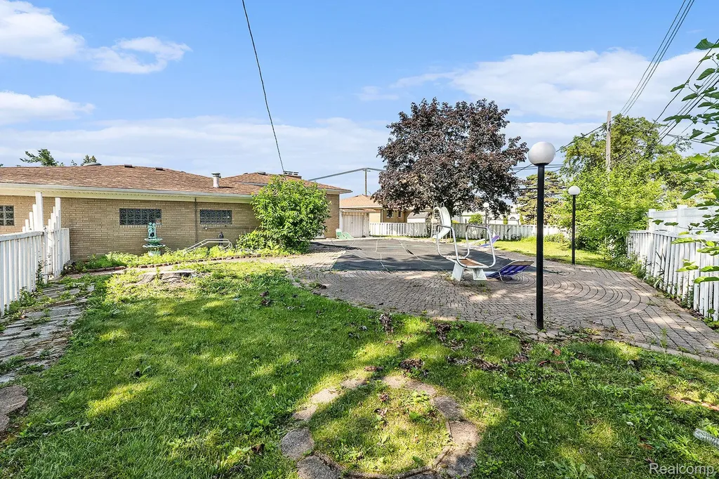29242 Lorraine Avenue Warren City MI 48093