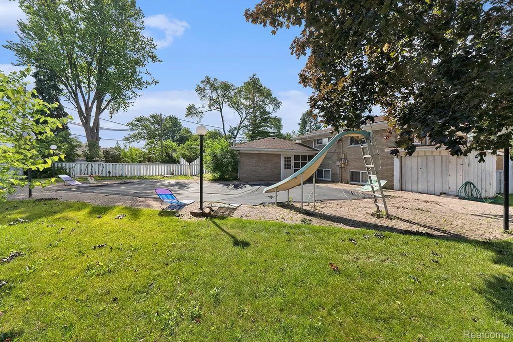 29242 Lorraine Avenue Warren City MI 48093