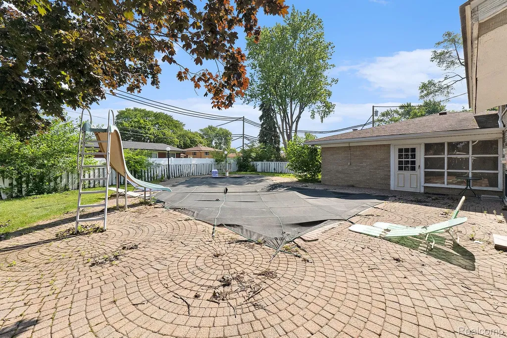 29242 Lorraine Avenue Warren City MI 48093