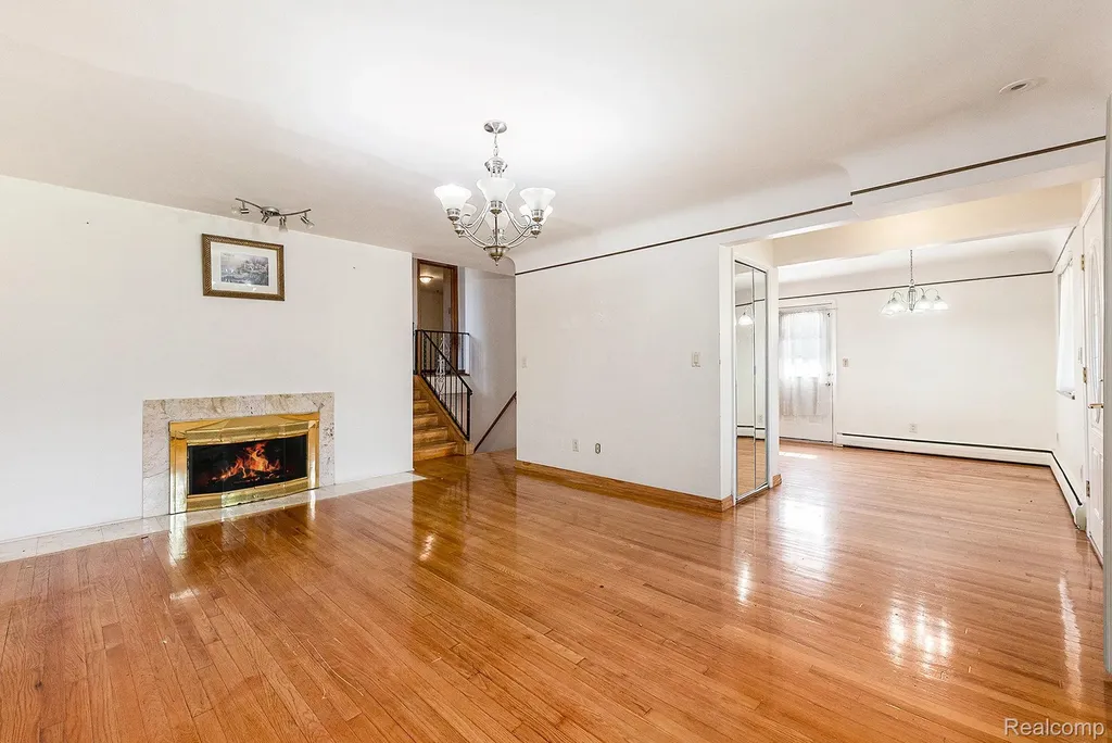 29242 Lorraine Avenue Warren City MI 48093