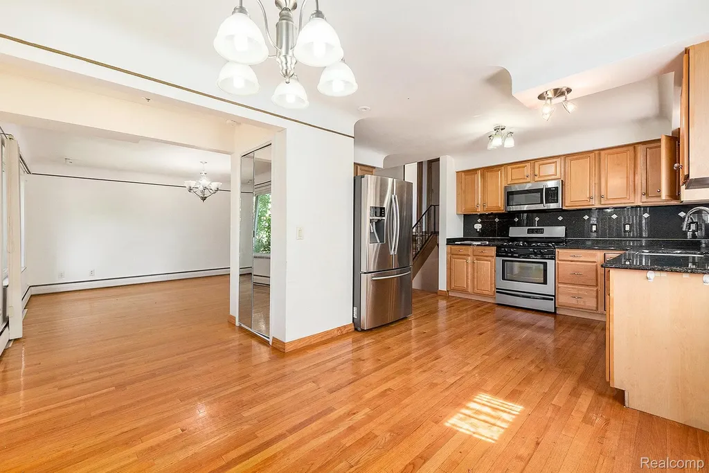 29242 Lorraine Avenue Warren City MI 48093