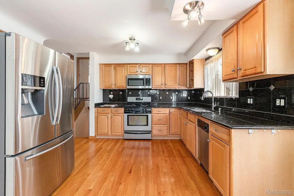 29242 Lorraine Avenue Warren City MI 48093