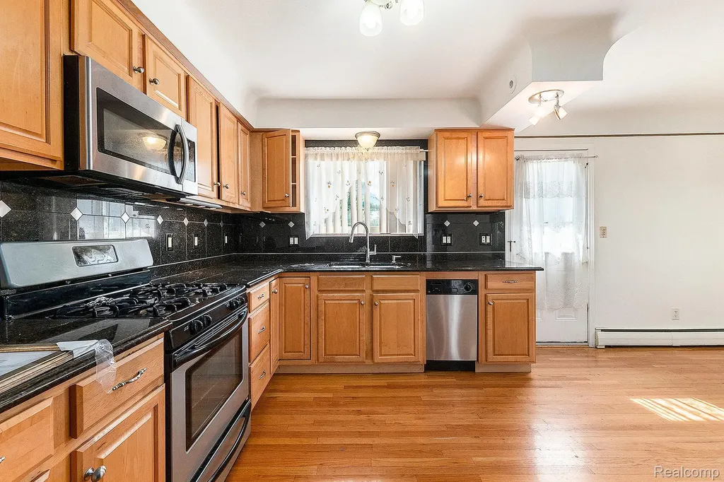29242 Lorraine Avenue Warren City MI 48093