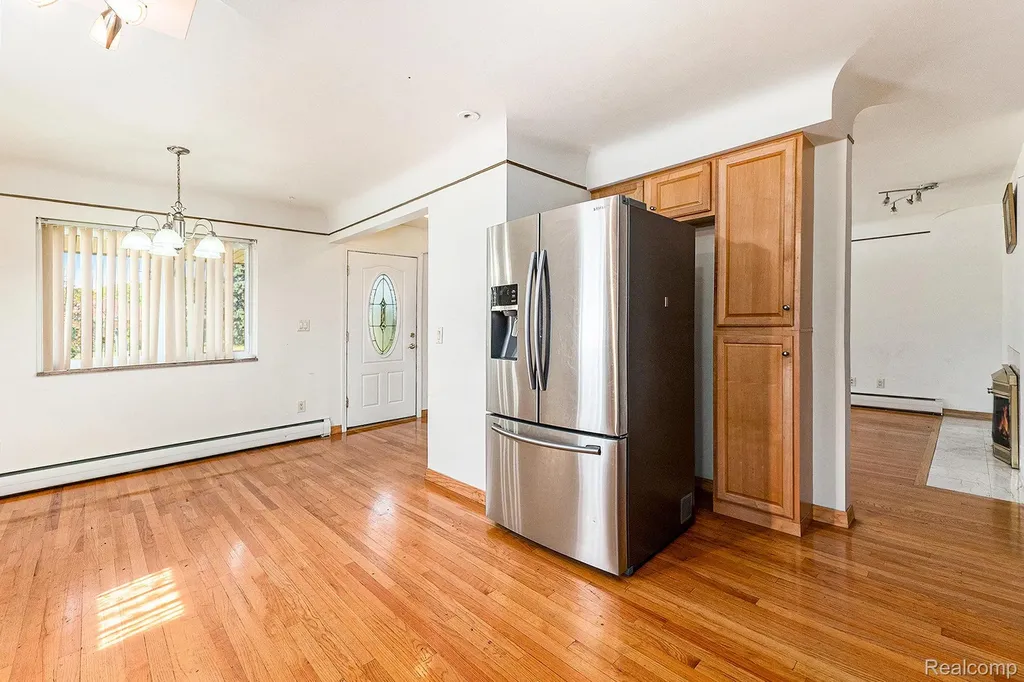 29242 Lorraine Avenue Warren City MI 48093