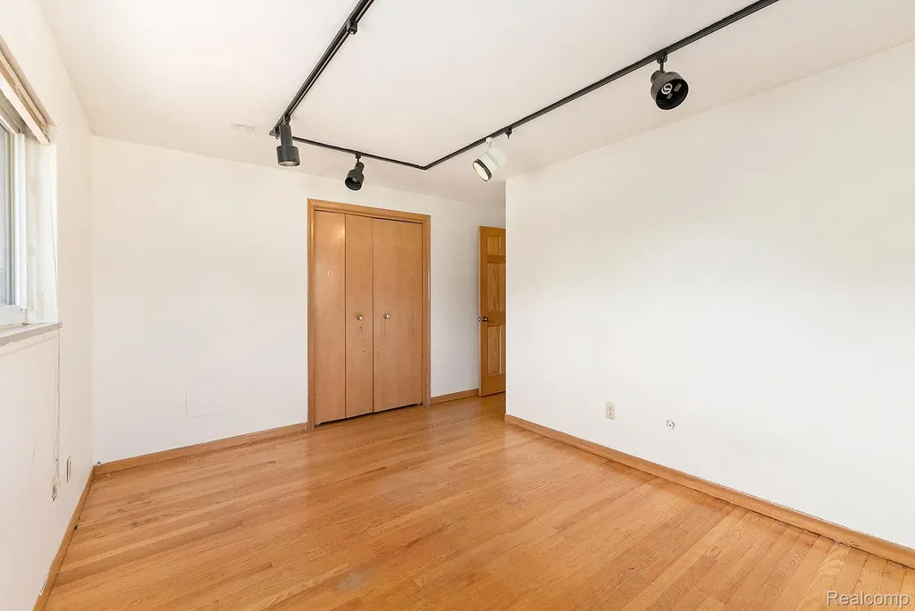 29242 Lorraine Avenue Warren City MI 48093