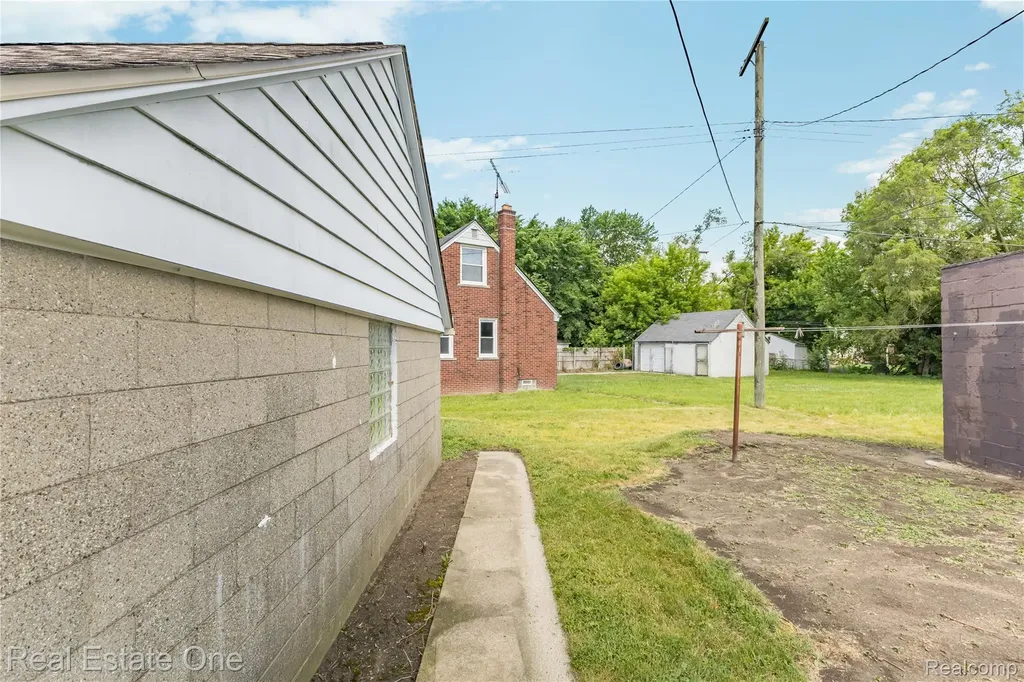 19505 Kelly Road Harper Woods City MI 48225