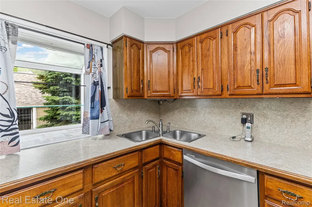 19505 Kelly Road Harper Woods City MI 48225
