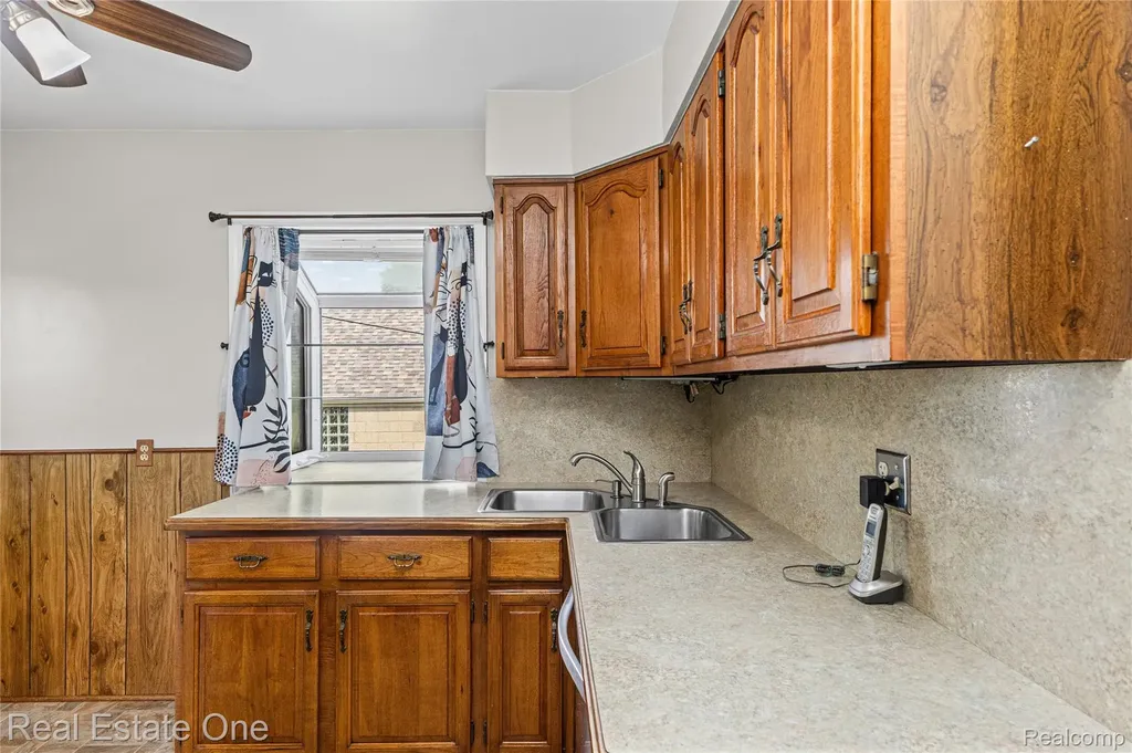 19505 Kelly Road Harper Woods City MI 48225